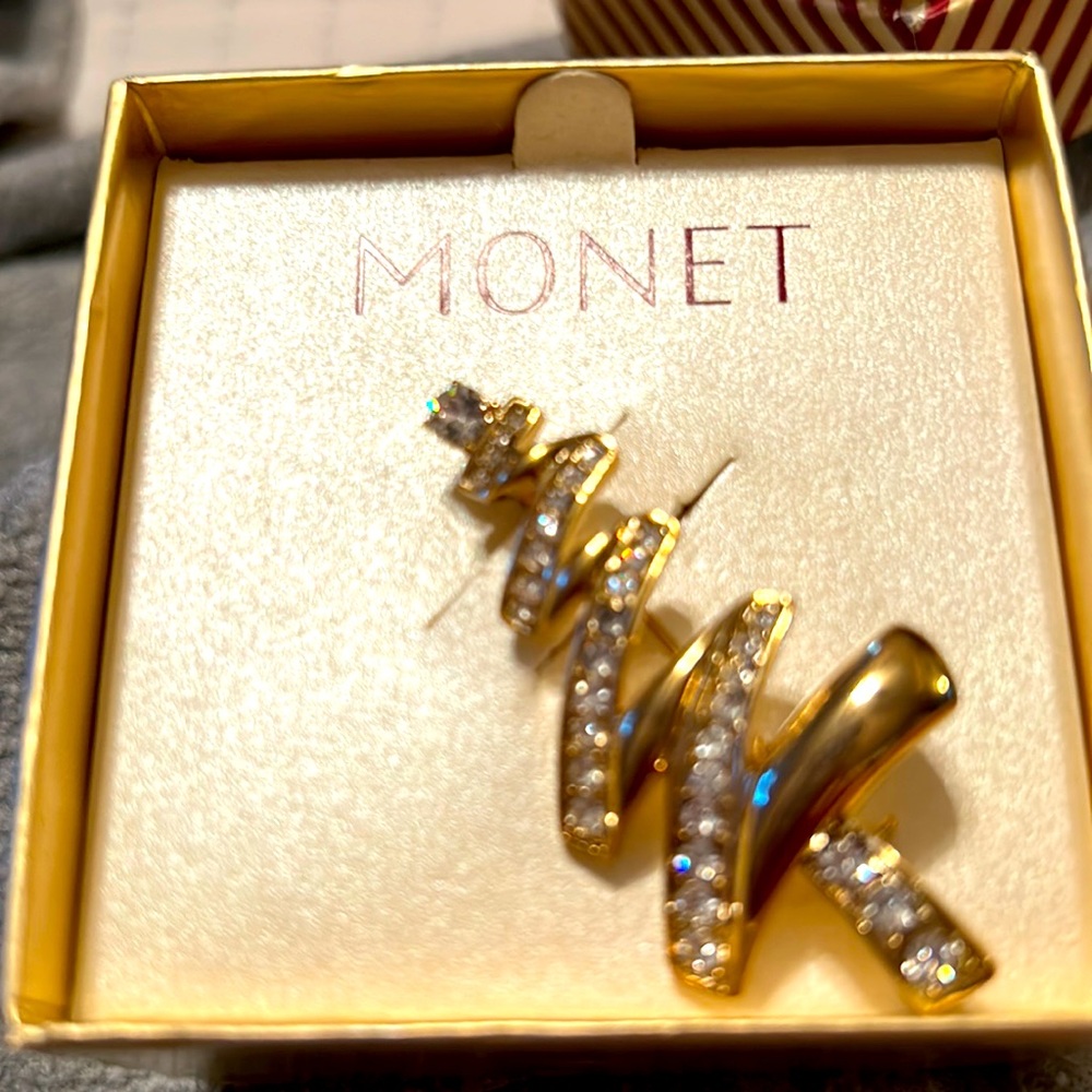 Monet Christmas tree pin